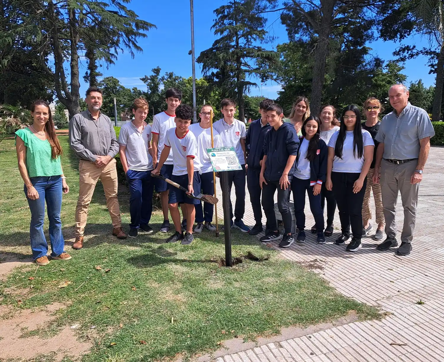 El intendente Gizzi junto a los alumnos cañaseños.