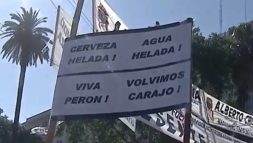 Con remeras de Perón y Cristina desde las 8.00 venden promociones de cerveza en Plaza de Mayo 