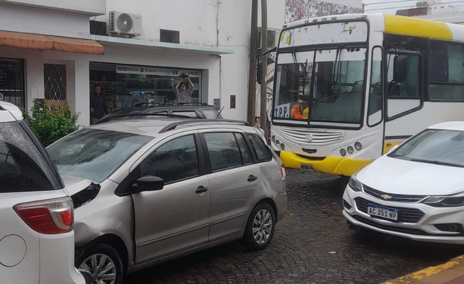 Una mujer fue hospitalizada luego de ser chocada por un colectivo