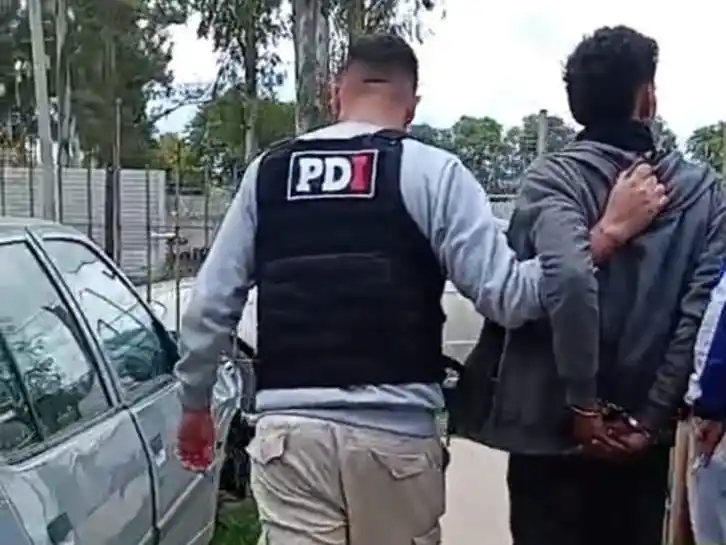Cayó un joven de 18 años por robo calificado: secuestraron una réplica de un arma de fuego