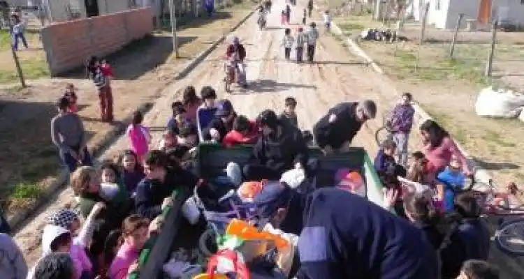 Bomberos entregaron juguetes a los niños