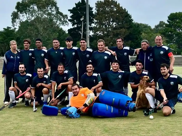 El plantel de Polideportivo Villa Gesell que comenzó ganando el año.