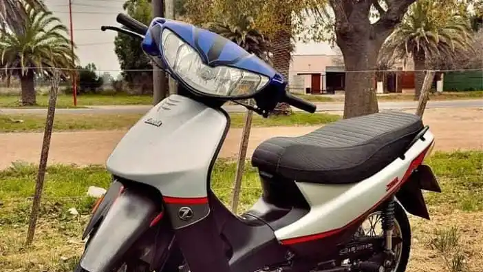 Moto sustraída de Lucio V. López al 200 Patente 9MBQ