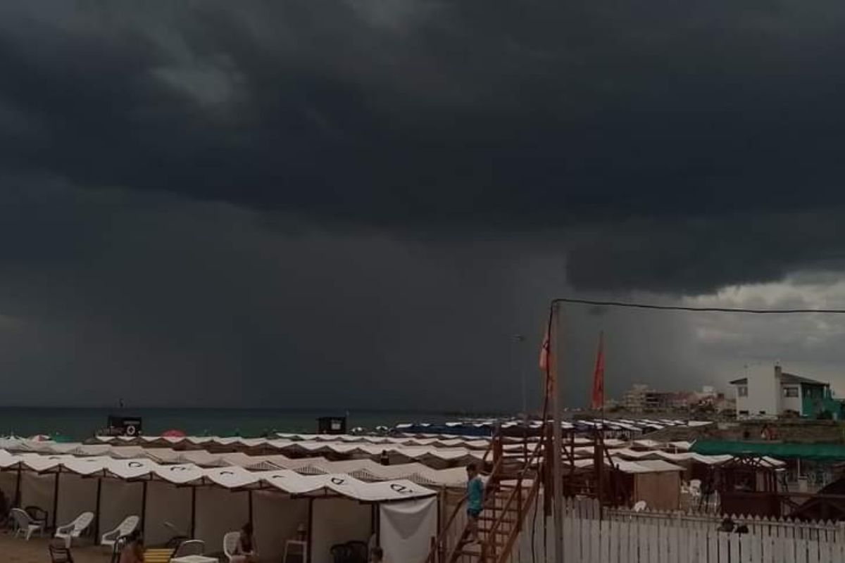 Una tromba marina arrasó con carpas, negocios y derrumbó por completo la terminal de ómnibus.