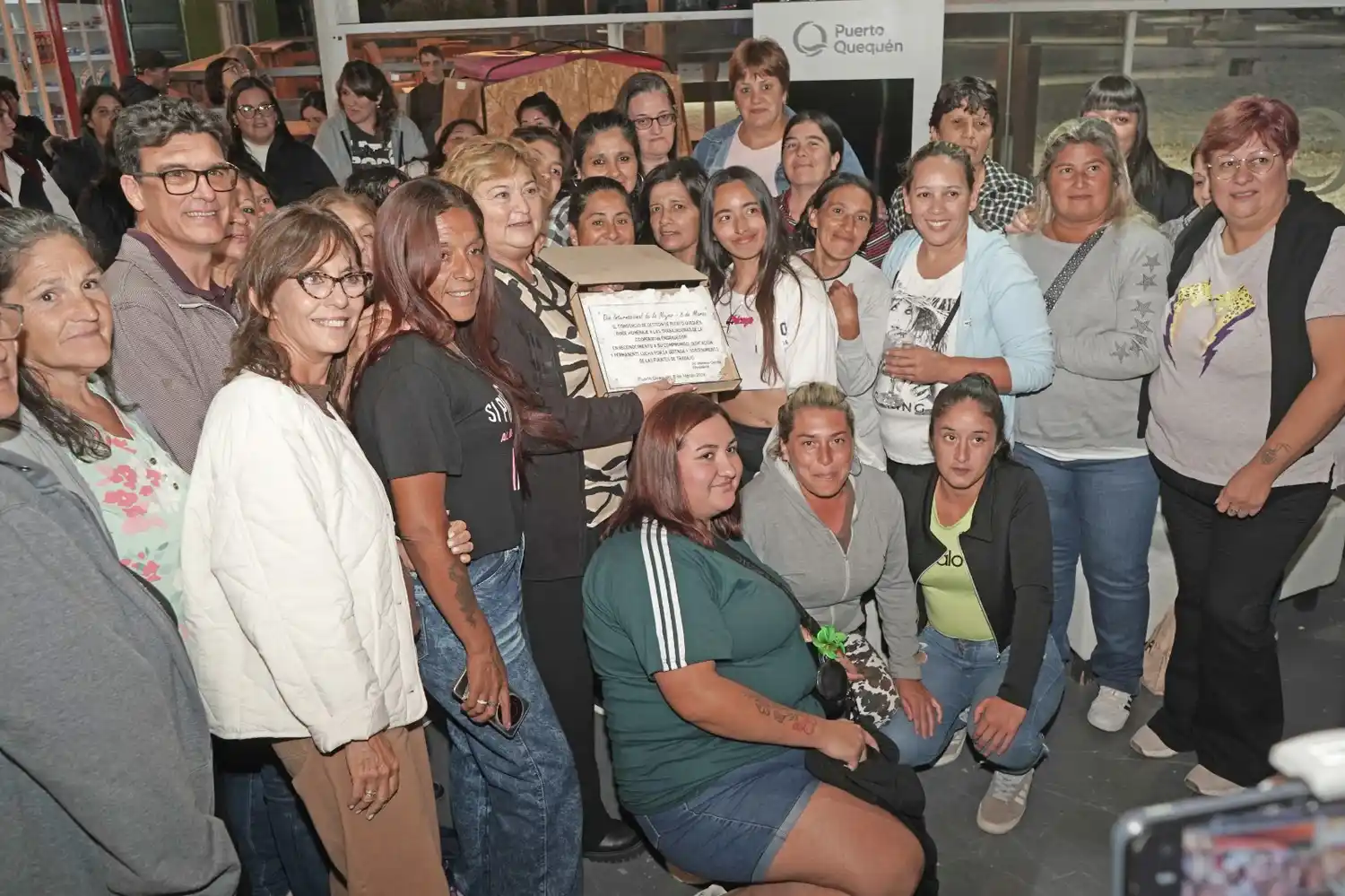 Carrillo, junto a mujeres de Engarucoop