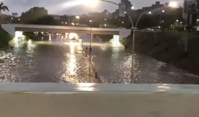 Caracas COLAPSA por las lluvias