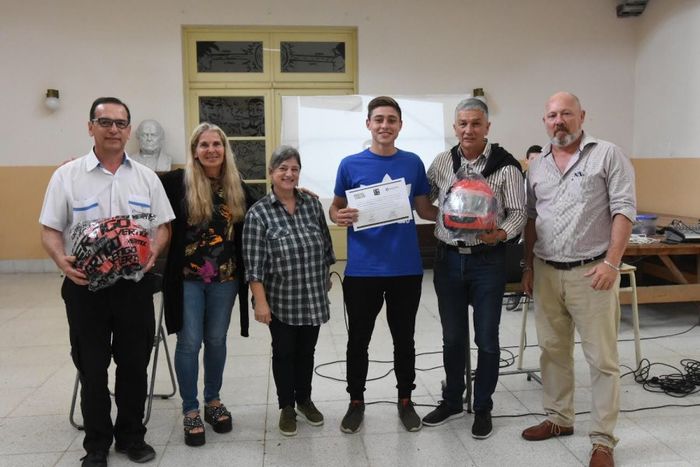 142 estudiantes recibieron este curso a cargo de la jefa del Departamento de Capacitación y Divulgación Educación Vial, Cristina Beldoménico, y Gabriel Fratini integrante del área. 