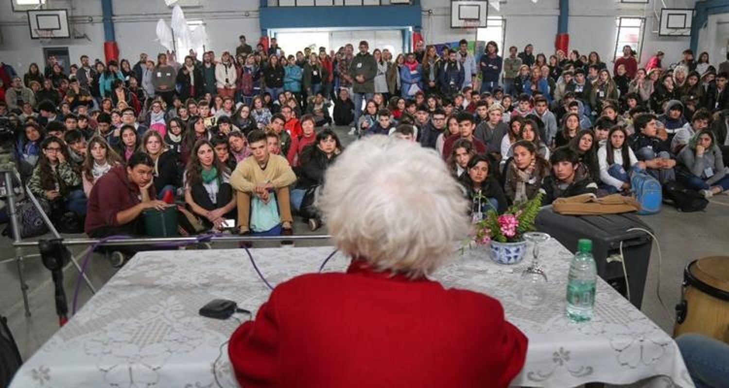 Emotivo encuentro de jóvenes con Estela de Carlotto