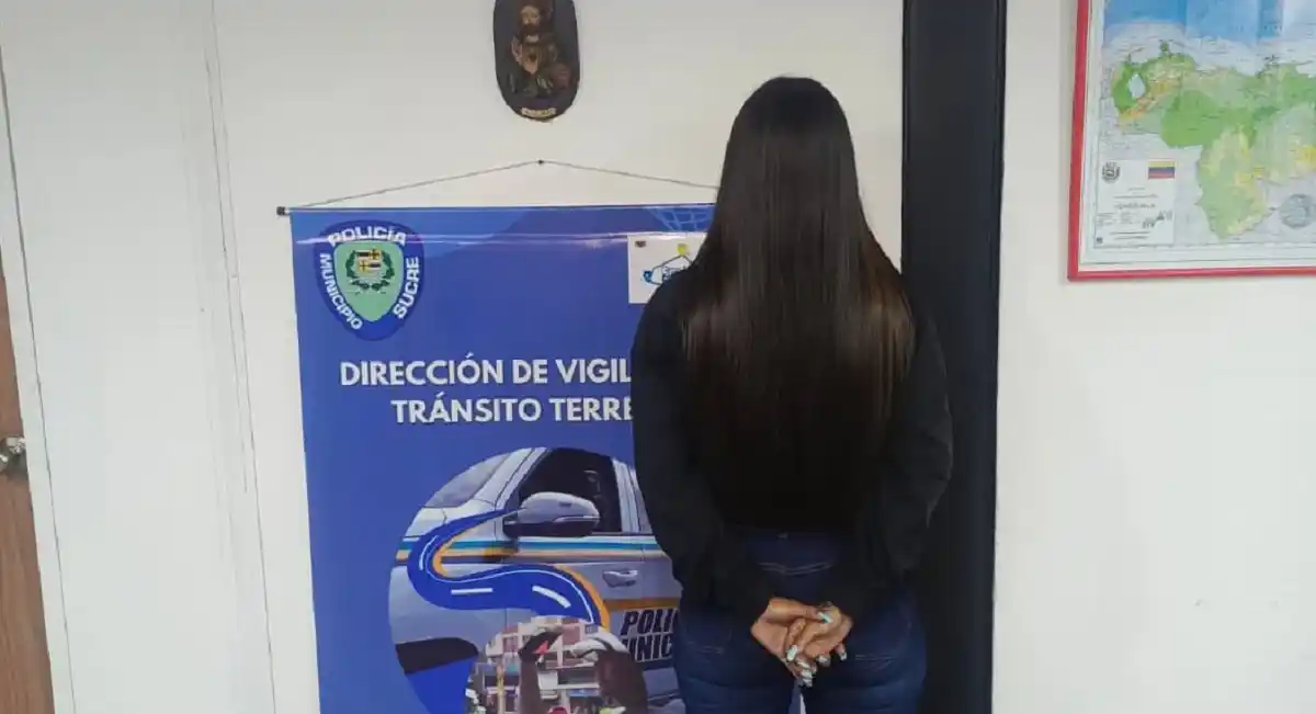 ¿OTRA VEZ EL EMPODERAMIENTO FEMENINO? PRESAS 2 mujeres por agredir a policía de tránsito en Caracas