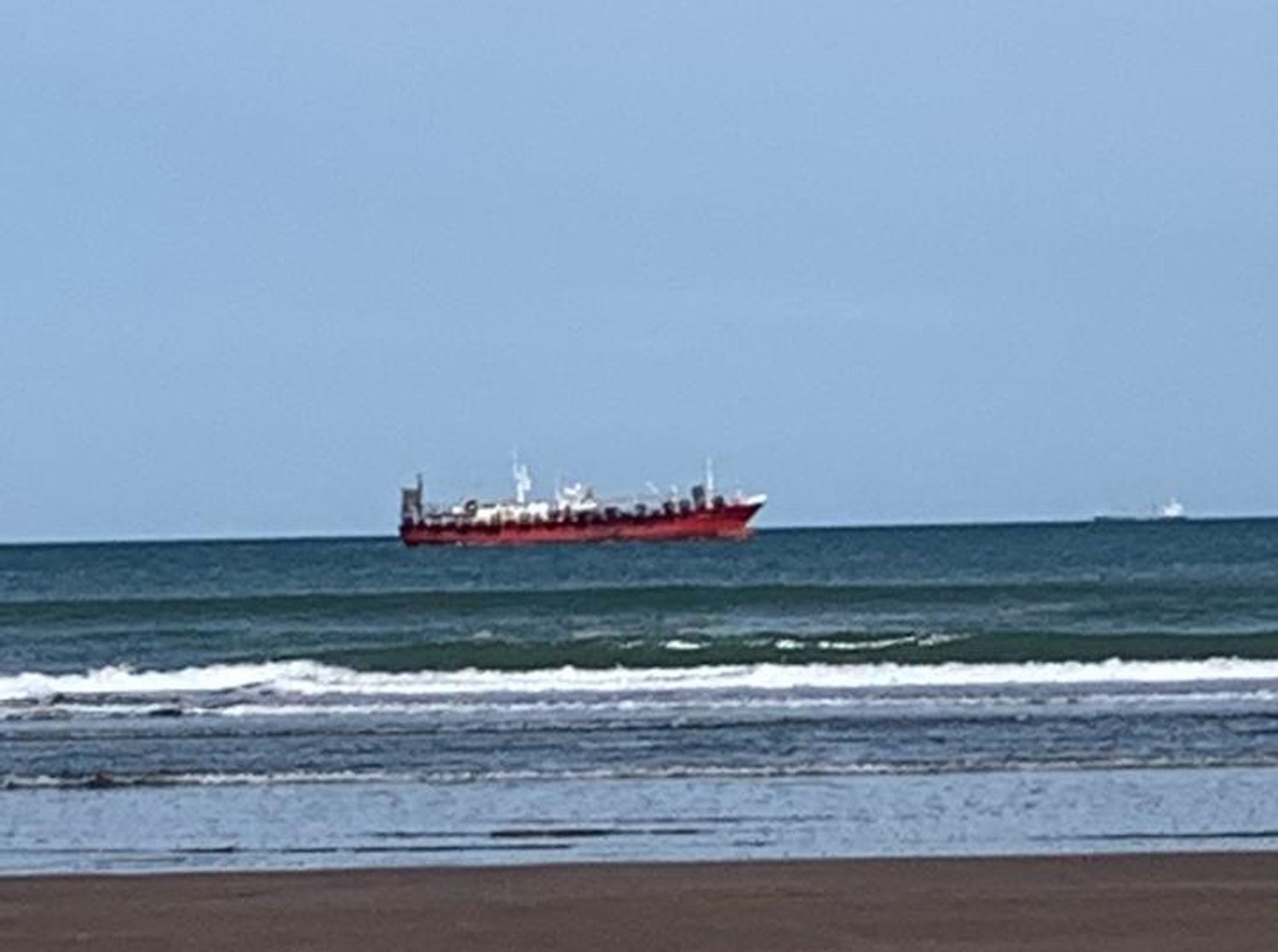 Un buque cercano a la playa, que sorprendió