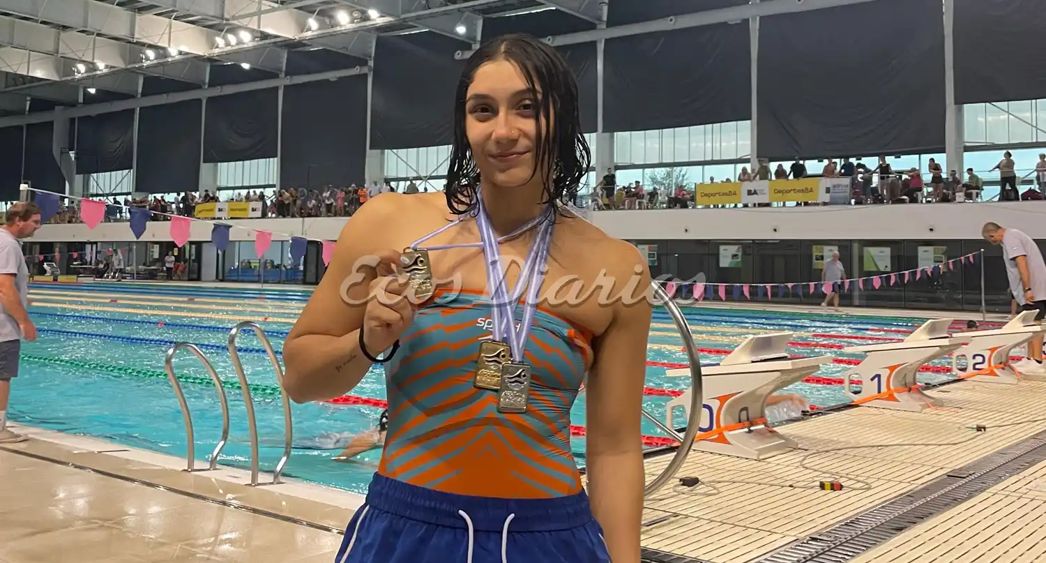 Guadalupe Angiolini enseñando las medallas