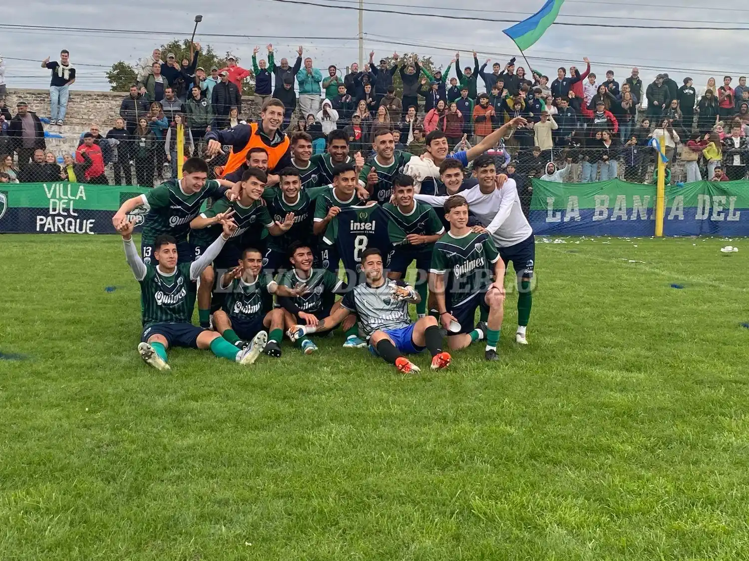 El festejo de los jugadores de Villa, con su hinchada detrás