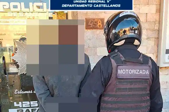 Se metió a un predio de fútbol a robar cables, vecinos lo vieron y retuvieron hasta que llegó la Policía