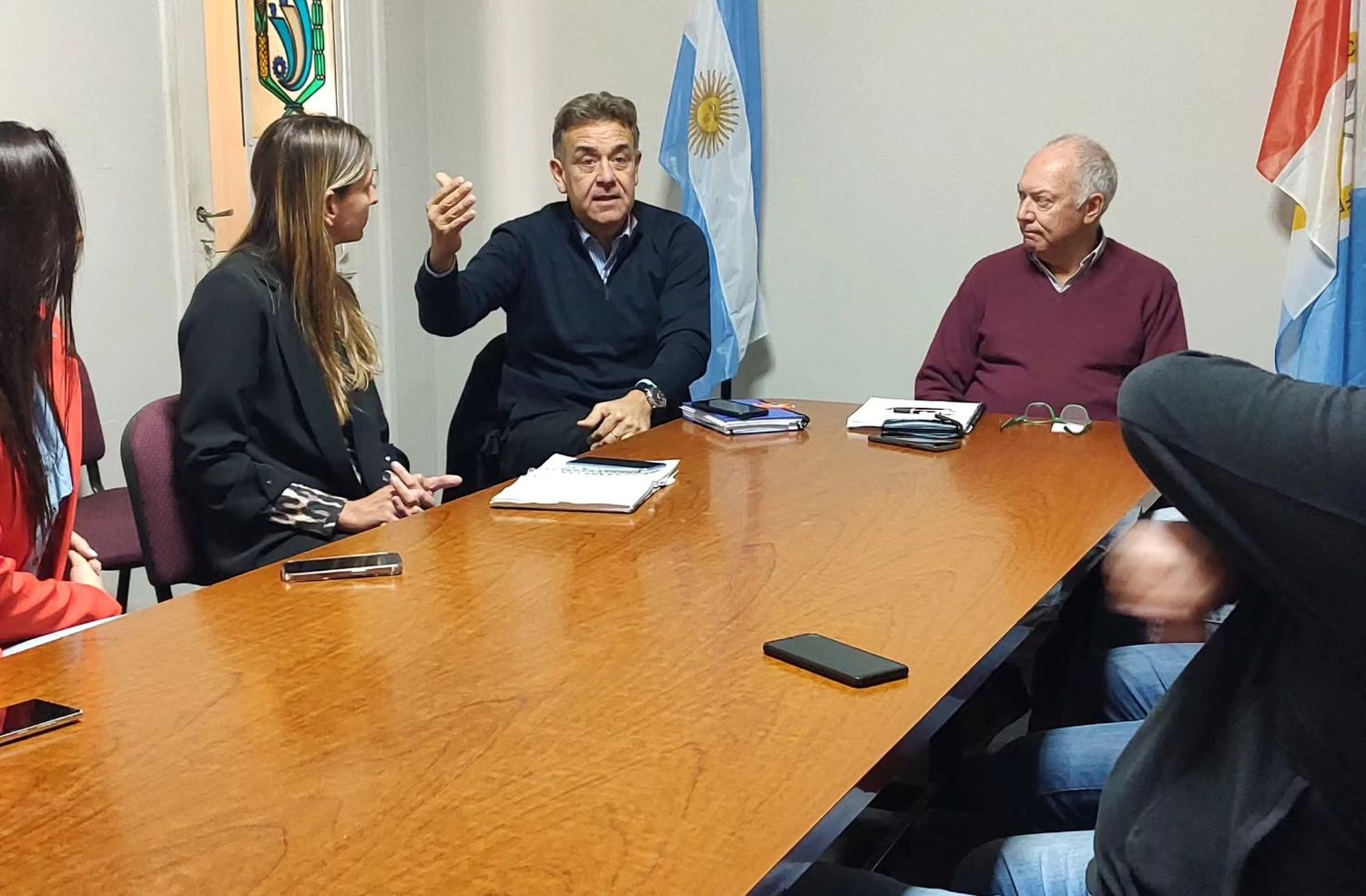 El intendente Leone Maximino junto a funcionarios provinciales.