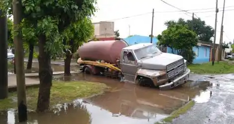 Camión atmosférico sufrió un inconveniente por “tubos rotos”