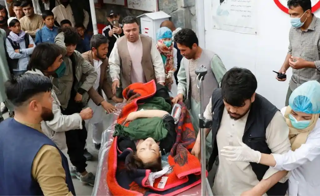 Explosiones en una escuela afgana deja 40 muertos y decenas de heridos