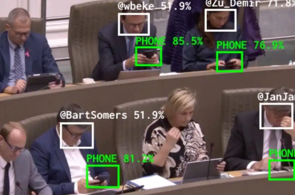 Diputados belgas que miren su móvil serán “escrachados” en las redes