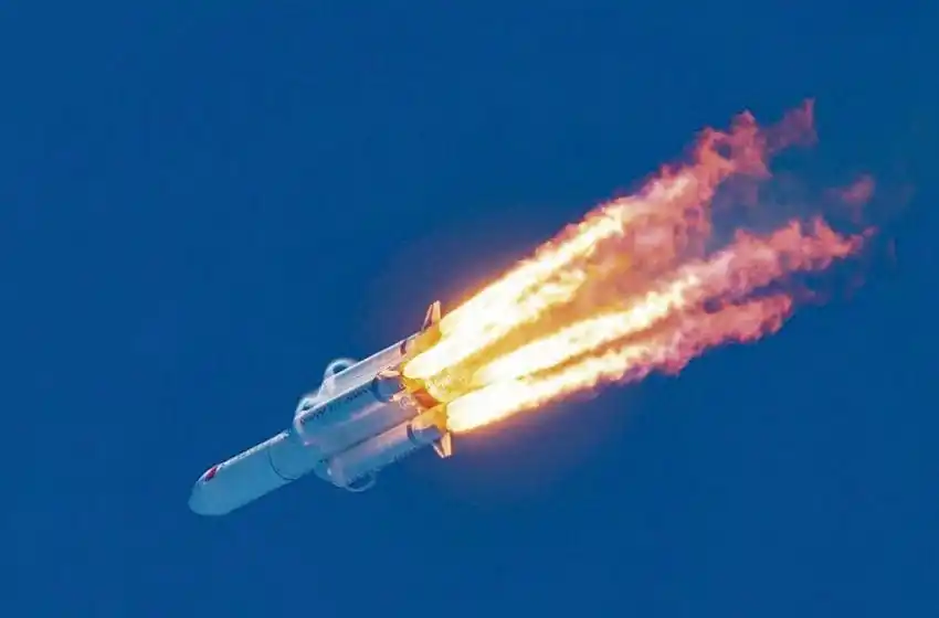 El cohete chino fuera de control regresó a la atmósfera y se desintegró sobre el océano Índico