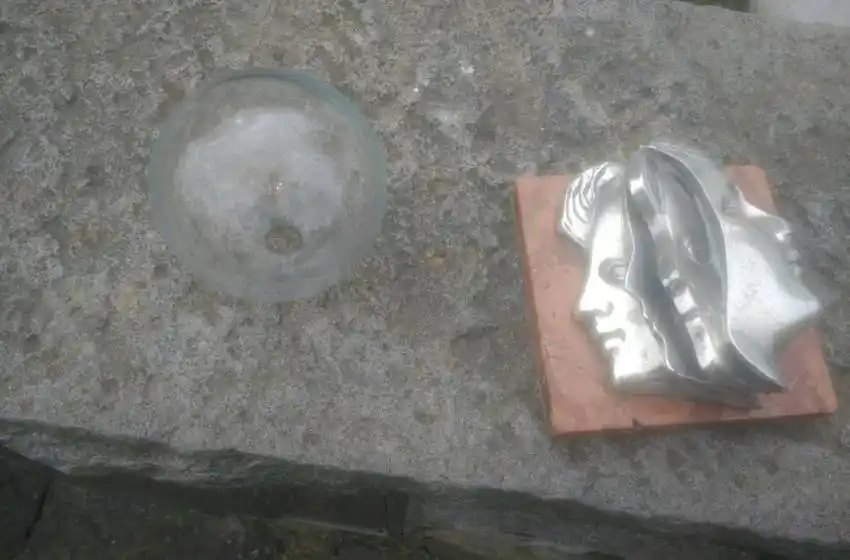 Aprehendieron a un joven por robar una escultura de Marta Minujín