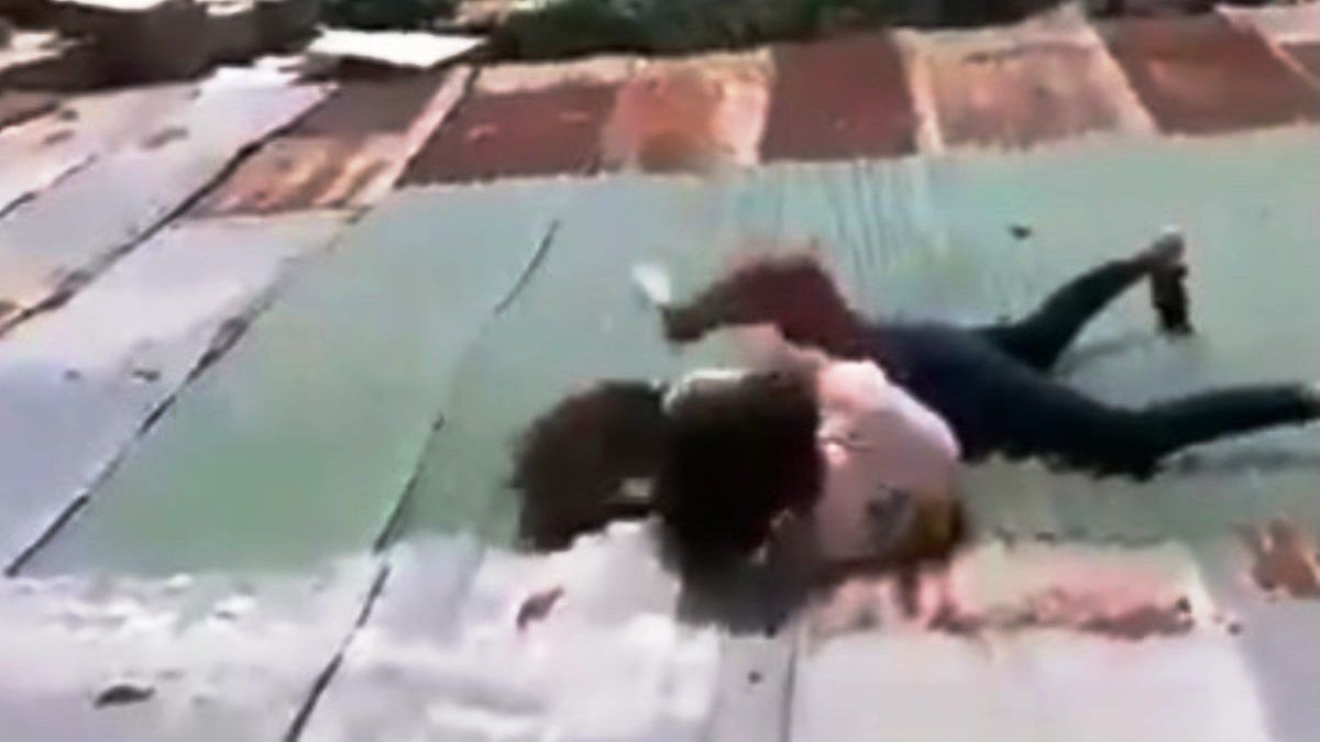 ¡CUAL PELÍCULA DE ACCIÓN! Dos mujeres protagonizaron una espectacular pelea sobre un techo de Caracas (VIDEO)