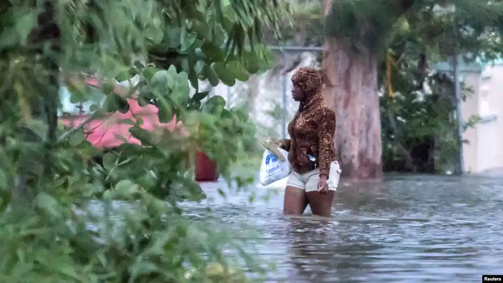 Dorian se debilita a huracán de categoría 3 pero sigue siendo peligroso