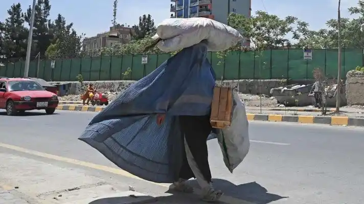 TALIBANES «PROMETIERON» respetar derechos y minutos después matan a una mujer por no usar la burka