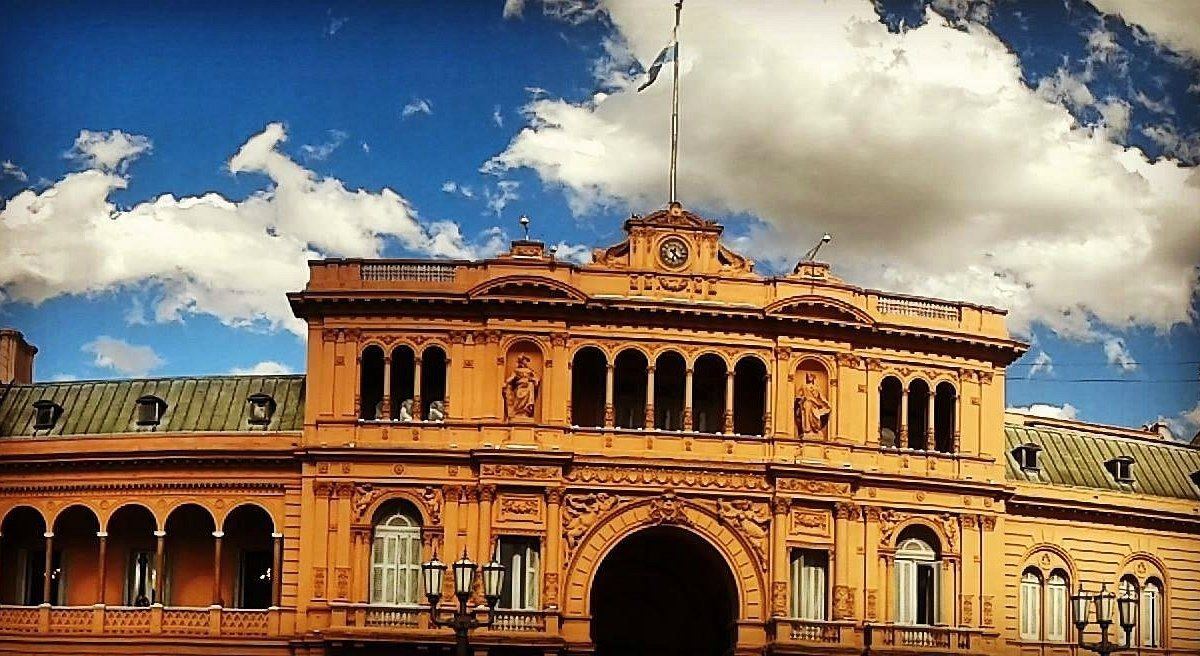La mitad de los argentinos aceptaría que asuma un gobierno autoritario si resuelve sus problemas