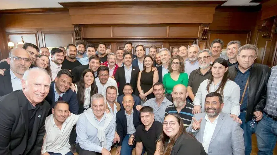 El gobernador Kicillof y los dirigentes peronistas de Santa Fe.