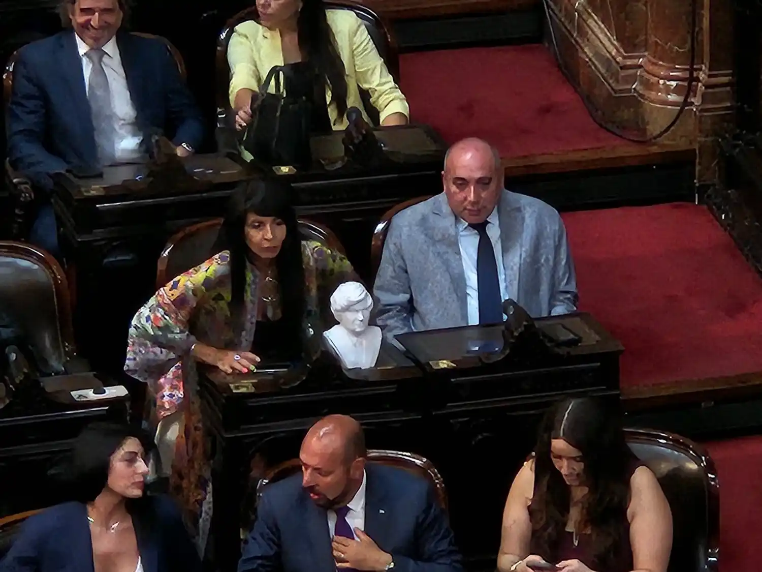 #AperturaSesiones2025: Diputada libertaria llevó un busto de Milei al Congreso y desató una ronda de selfies