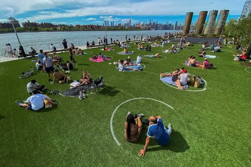Esparcimiento social con estrictos controles en Nueva York.