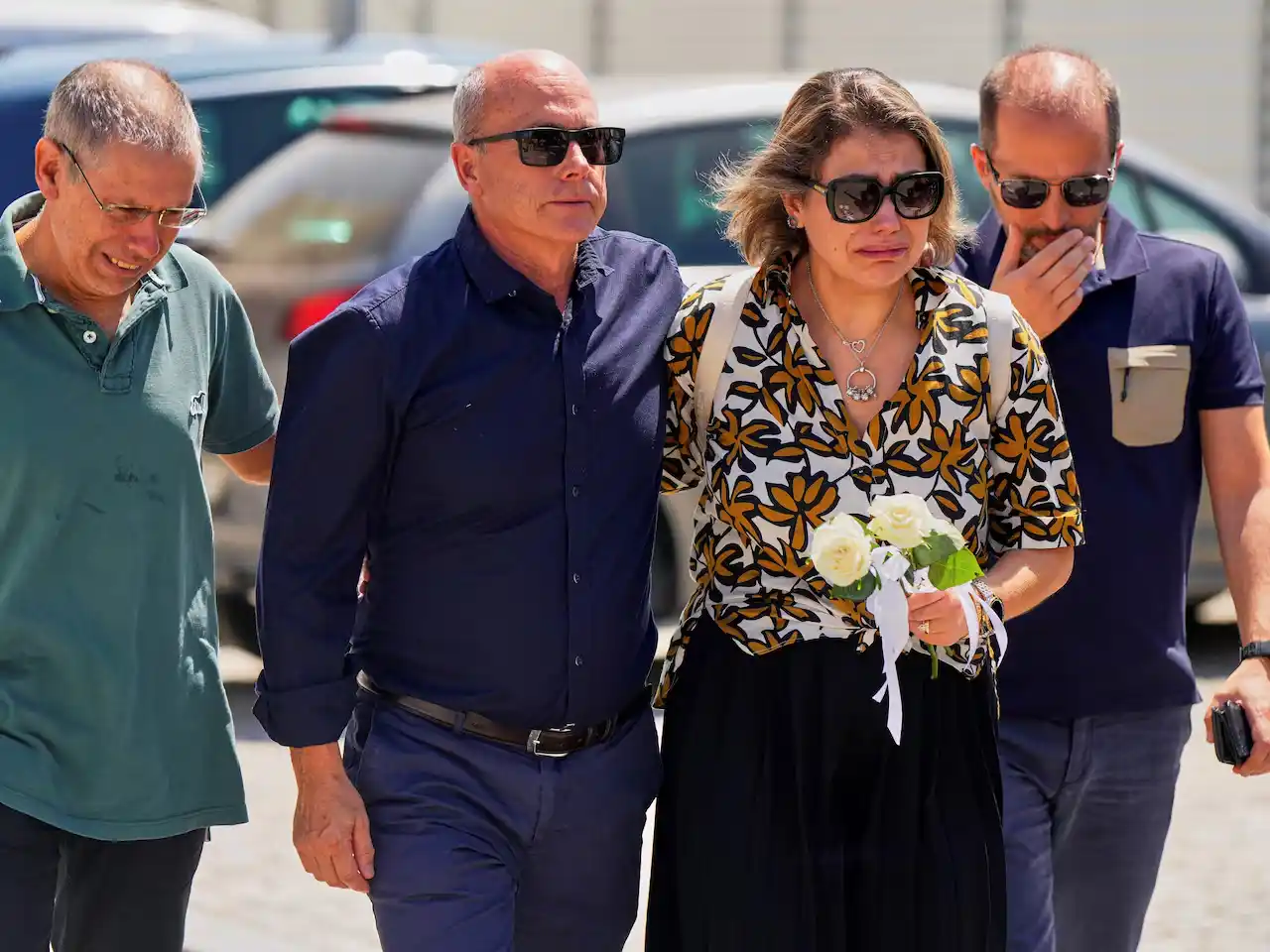 Muchos fanáticos y vecinos de la ciudad se acercaron a dejar sus condolencias, flores y muestras de cariño en este difícil momento.