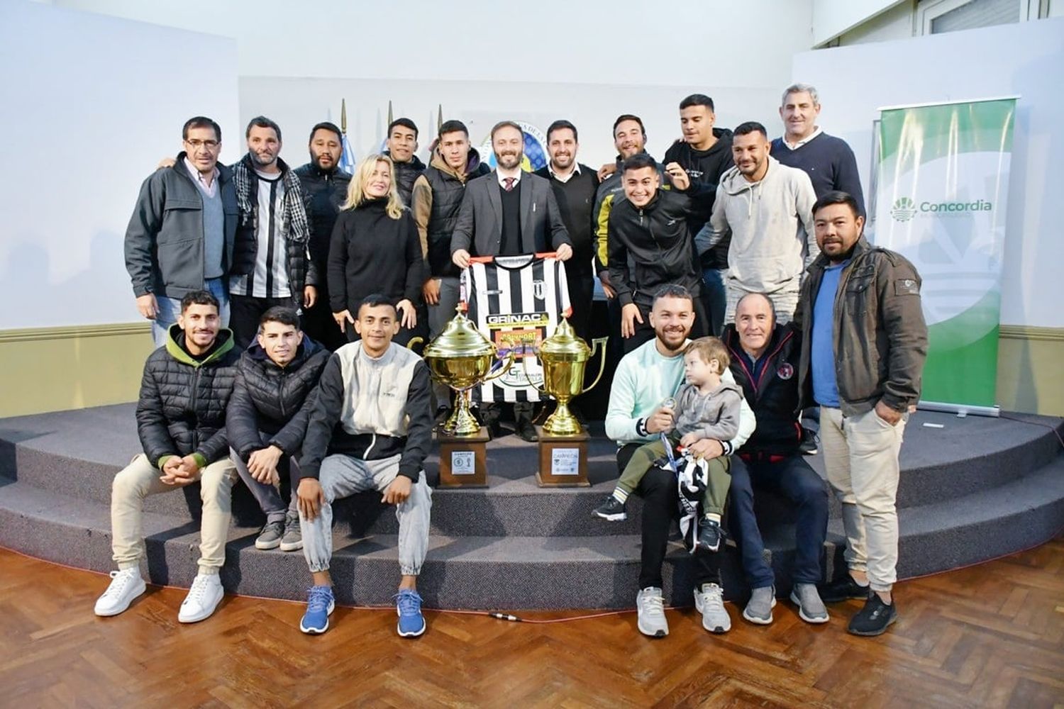 El intendente Francisco Azcué recibió a Victoria, flamante campeón entrerriano