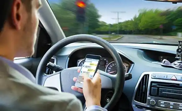 El uso del celular mientras se conduce es la principal causa de accidentes