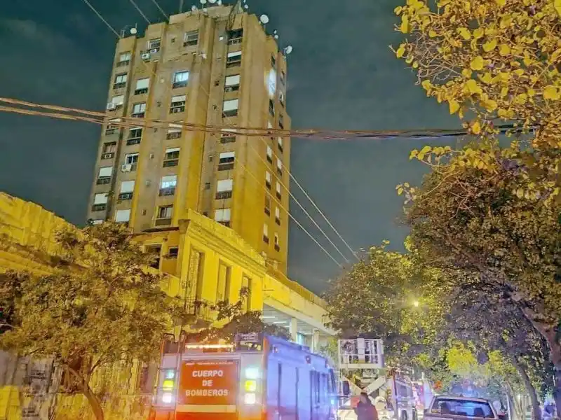 Una rápida tarea policial controló un
principio de incendio en la Torre Incone