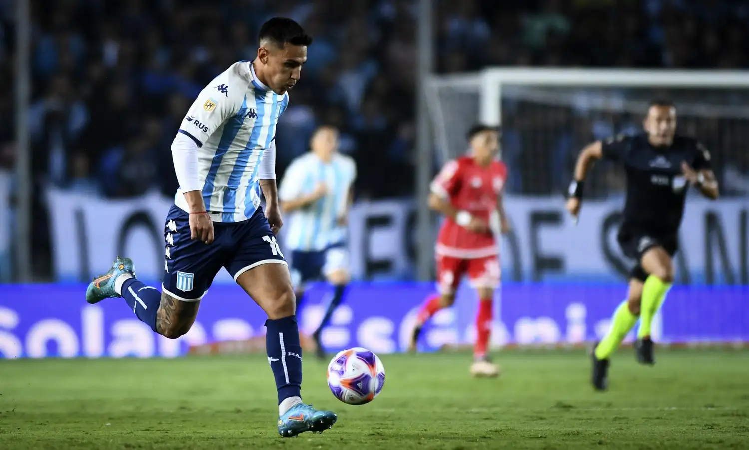 Matías Rojas aporta juego y gol para Racing.