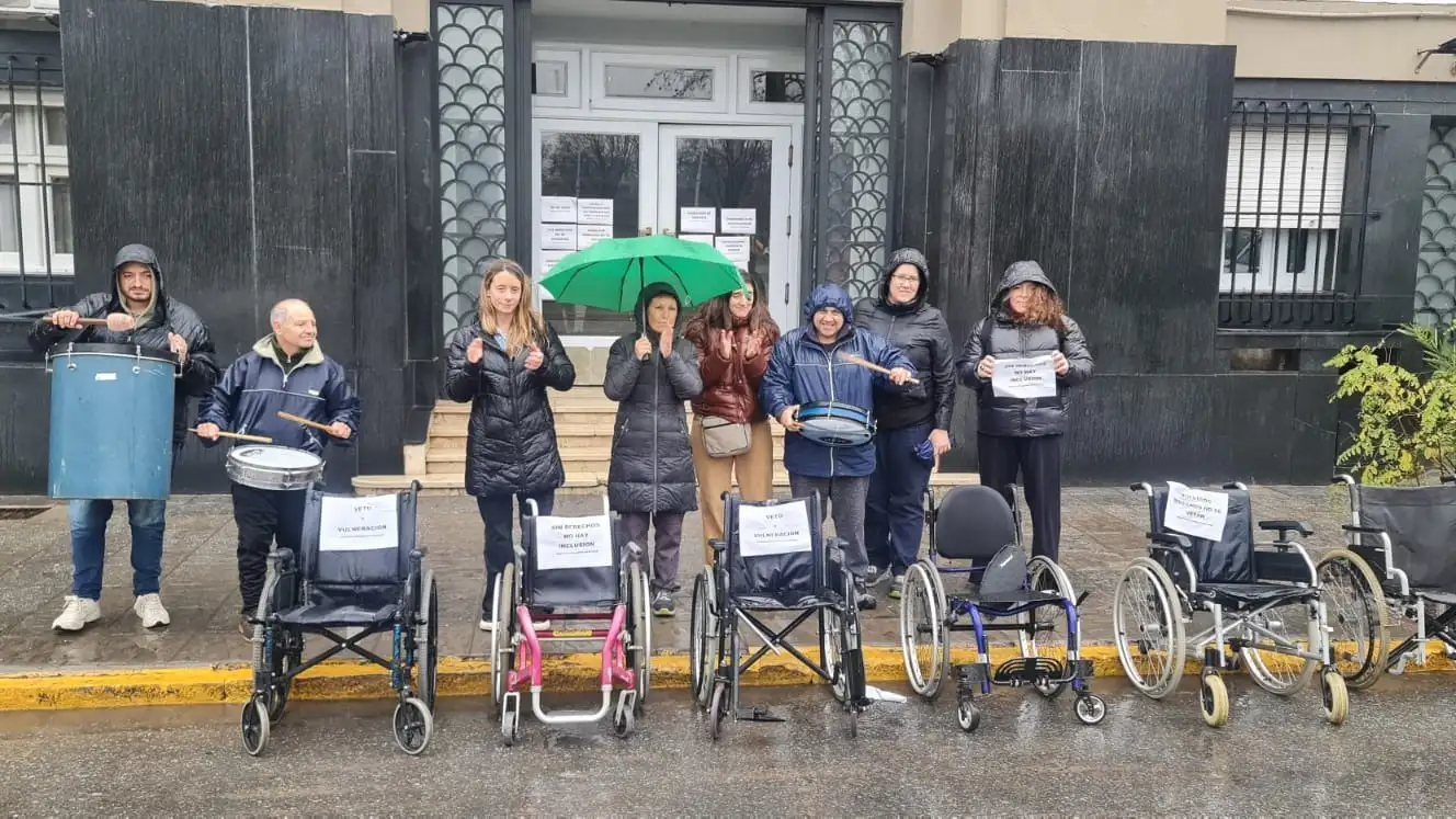 Foto frente a la muni discapacidad