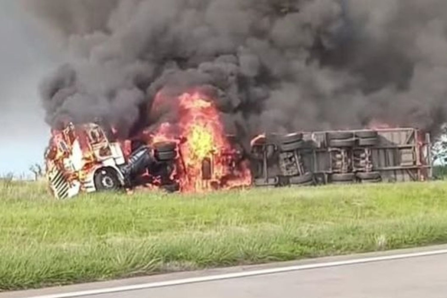 Impactante incendio en la autopista a Córdoba: volcó un camión y se prendió fuego