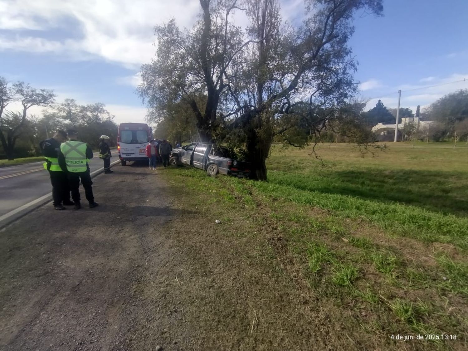 La camioneta terminó impactando contra un árbol.