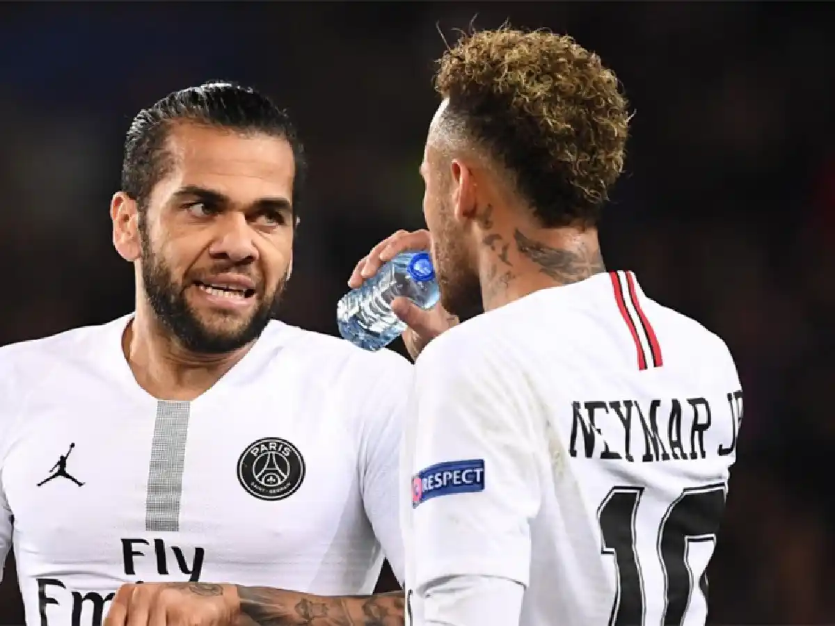 Dani Alves podría irse del PSG