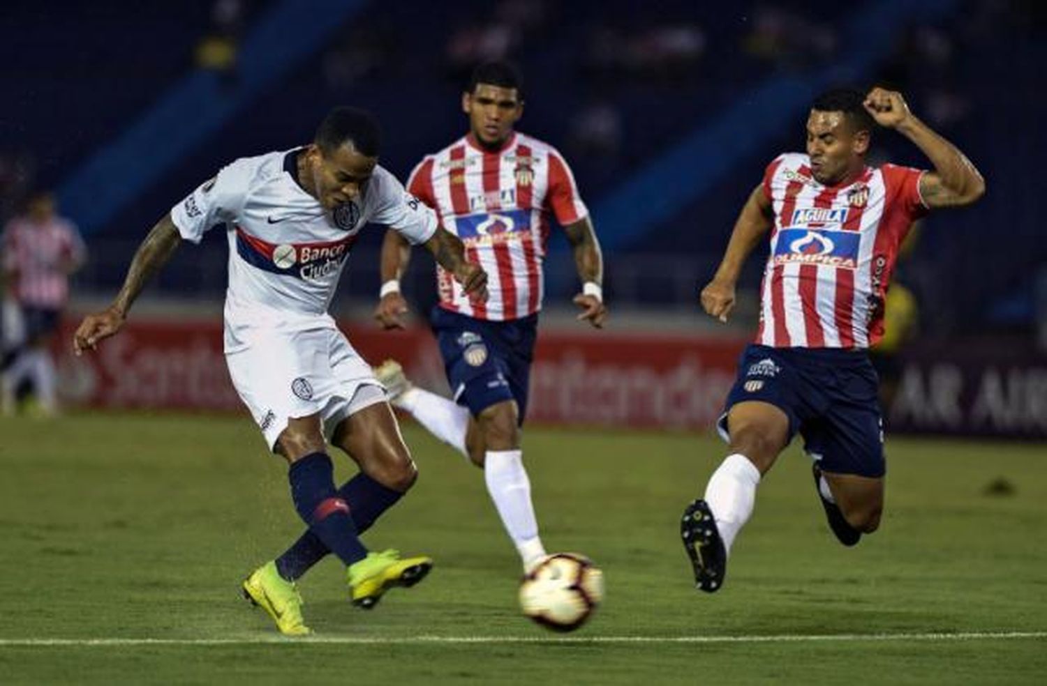 San Lorenzo cayó ante Junior en Barranquilla y se clasificó gracias a la victoria de Palmeiras