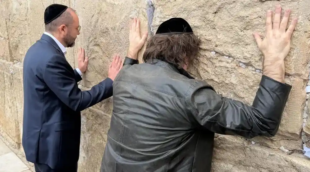 Milei en Israel: llegó a Tel Aviv y oró en el Muro de los Lamentos de Jerusalén