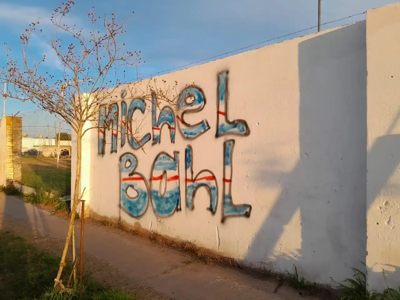 Indignación por pintada política en una pared destinada a un mural artístico