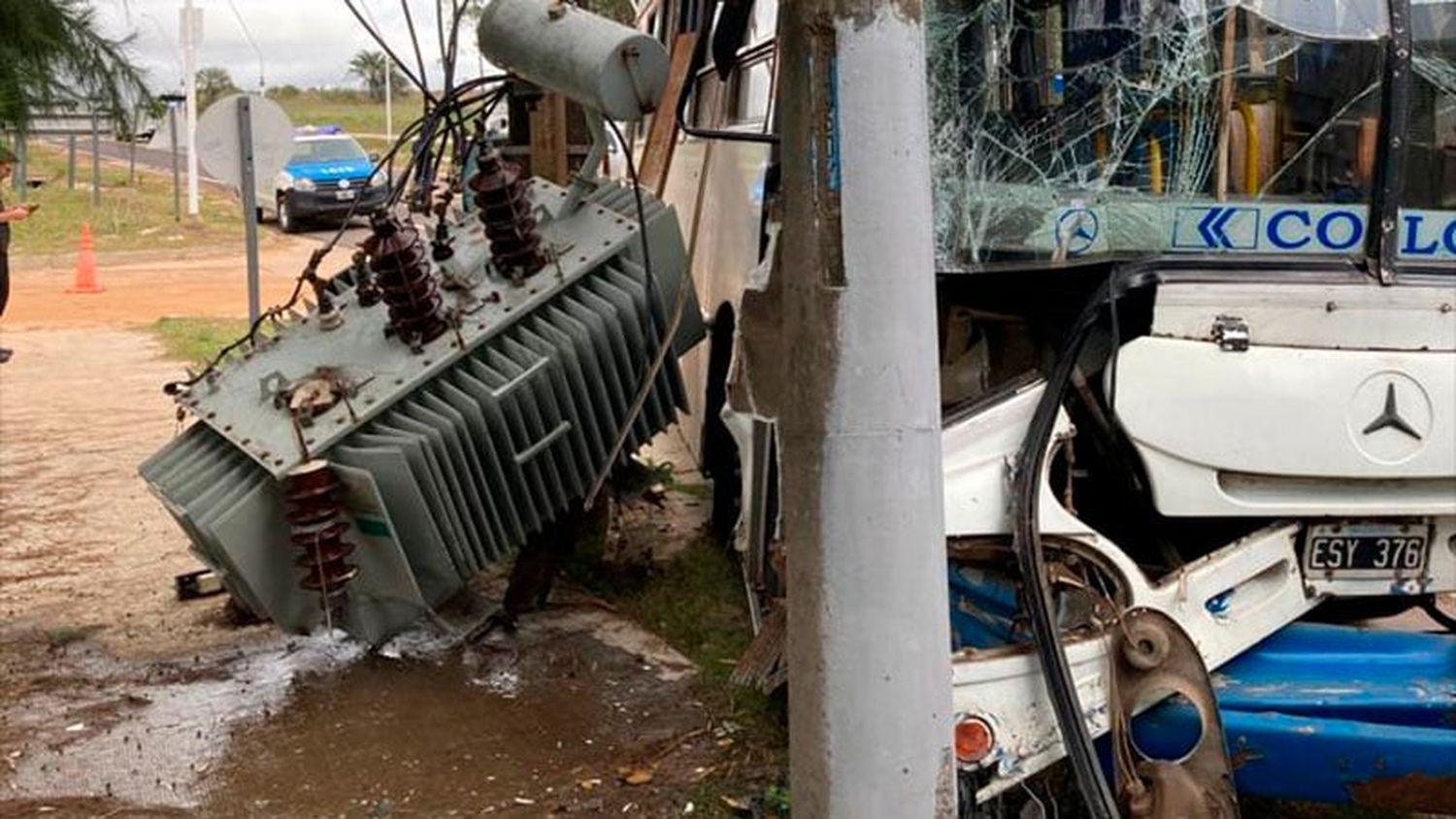 Un colectivo se incrustó contra una subestación de energía y derribó el transformador