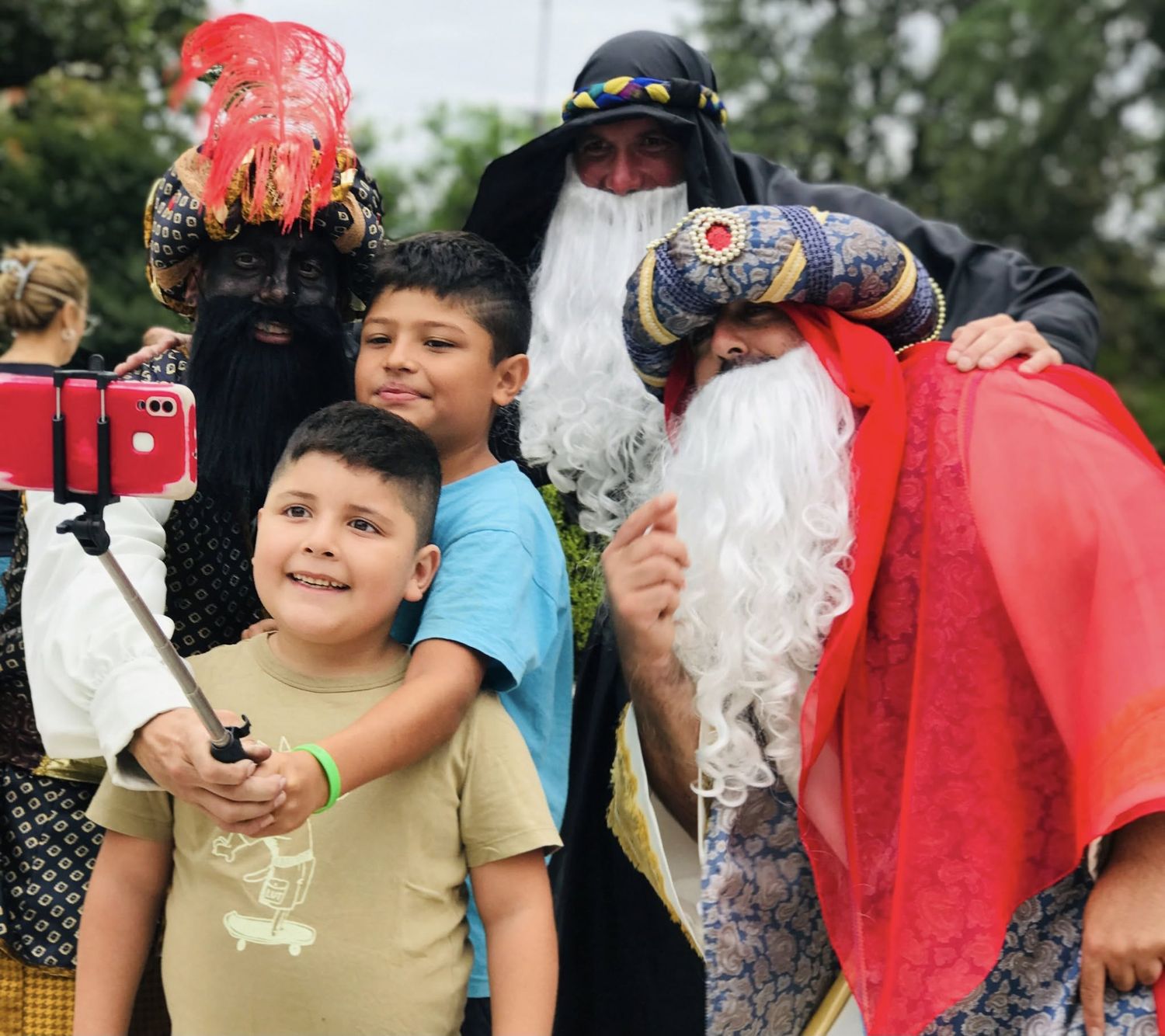 Los Reyes posaron con todos los chicos que se acercaron a disfrutar de la jornada.