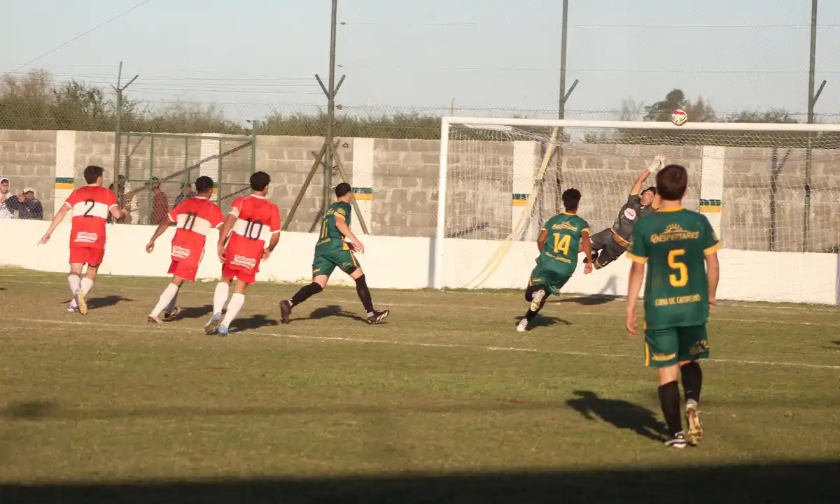 Torneo Oficial 2025
  Quimes  quebró la mala racha  y se quedó con el clásico del Cuarto Cuartel