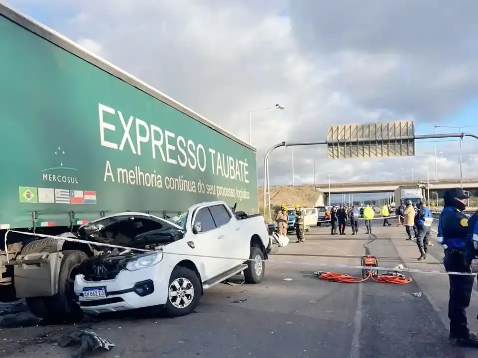 En la Autovía Artigas, trágico choque: murieron dos personas y otras dos resultaron heridas