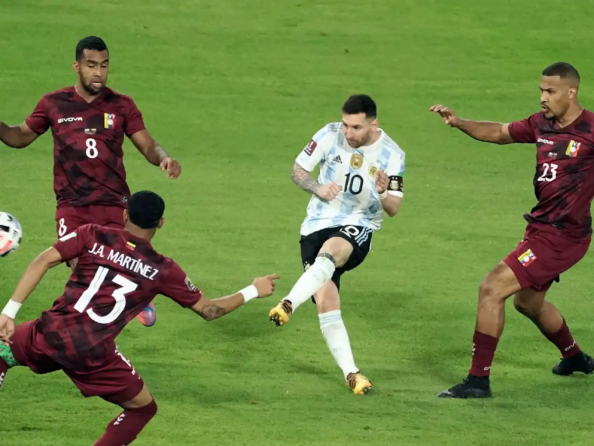 Argentina visita a Ecuador en busca del invicto histórico