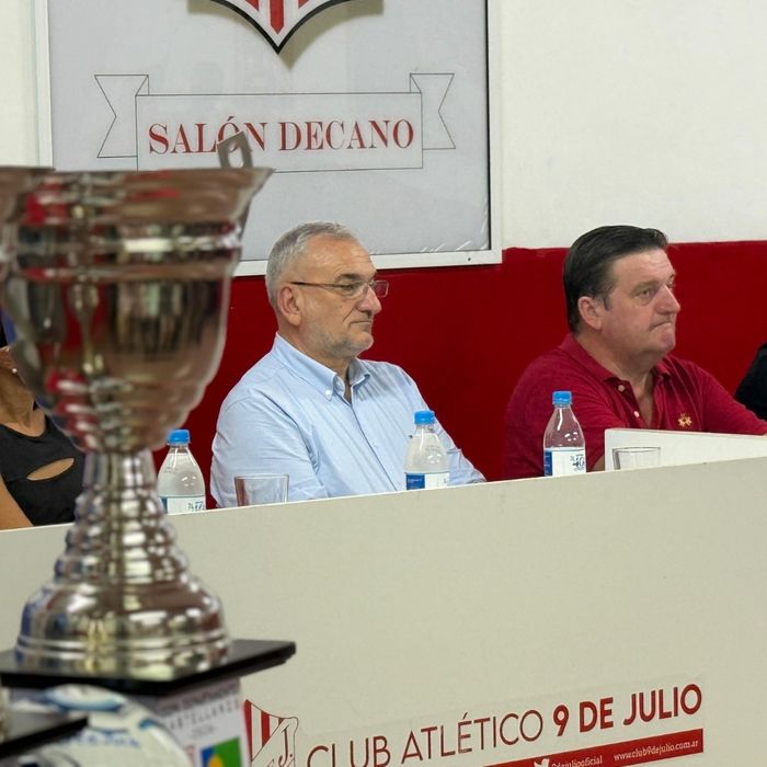 Alcides Calvo junto al presidente liguista F.Zbrun