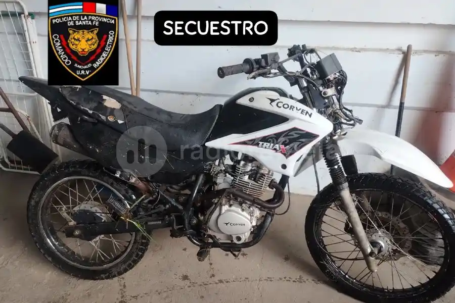 Robaron una moto y la dejaron tirada en un canal semi sumergida en el agua