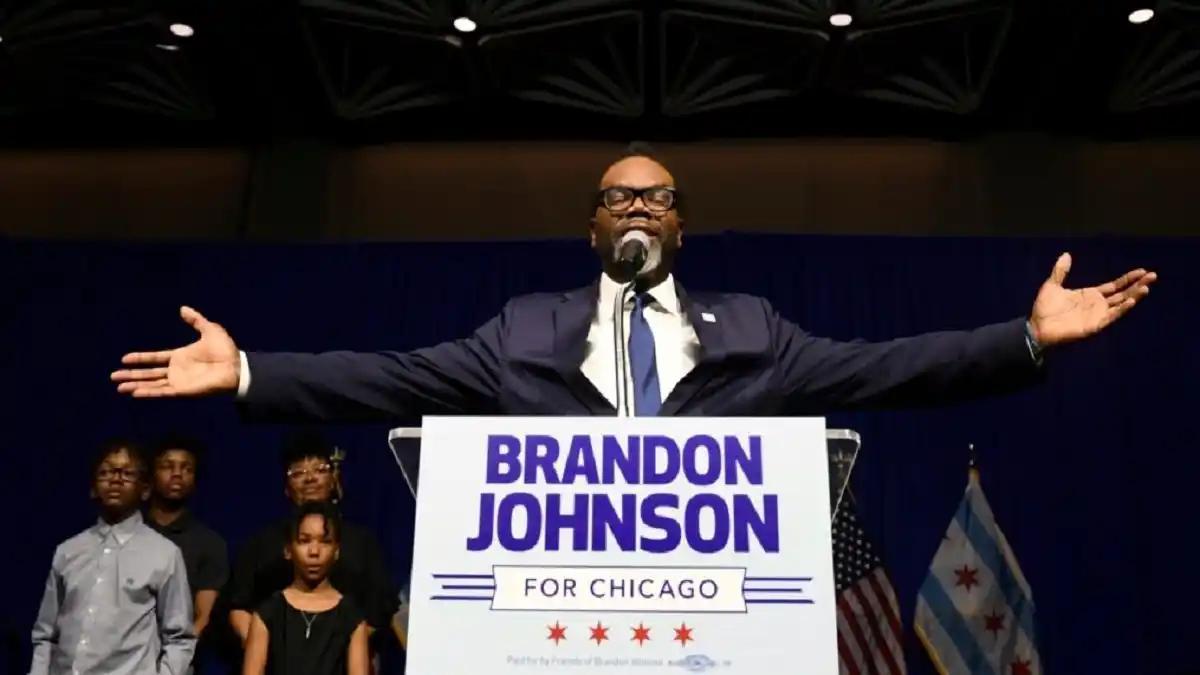 Alcalde de Chicago dice que transportar migrantes en aviones ES PELIGROSO